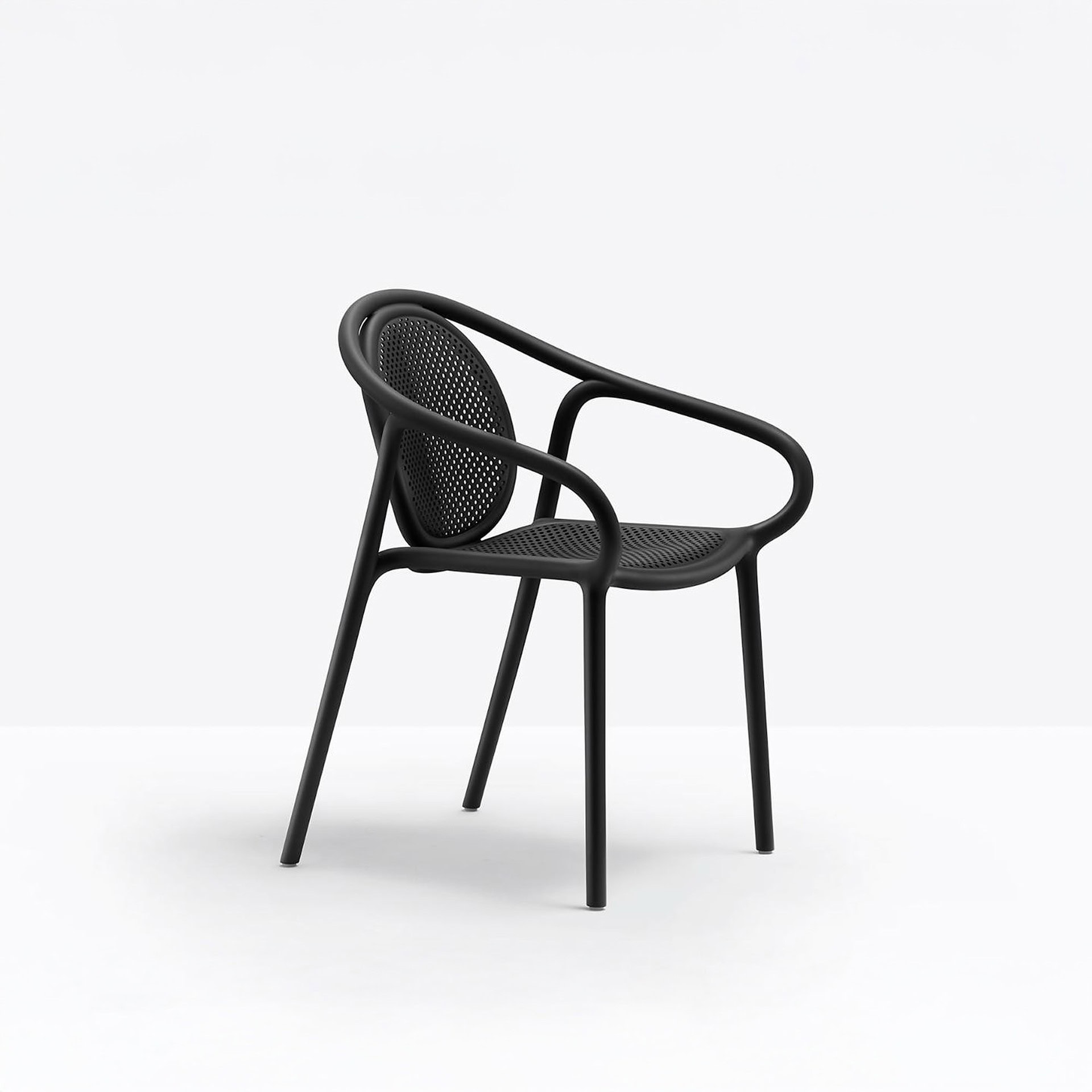 Pedrali Remind 3735 Armchair in black polypropylene, angled side view highlighting curved silhouette