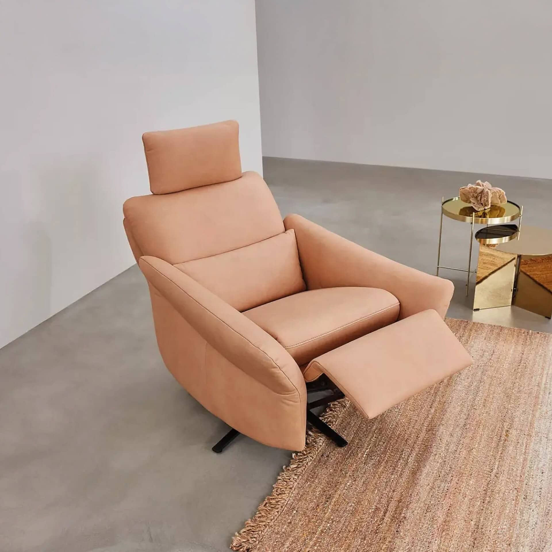 Cumurex 7270 Recliner in warm leather finish placed in a contemporary interior.