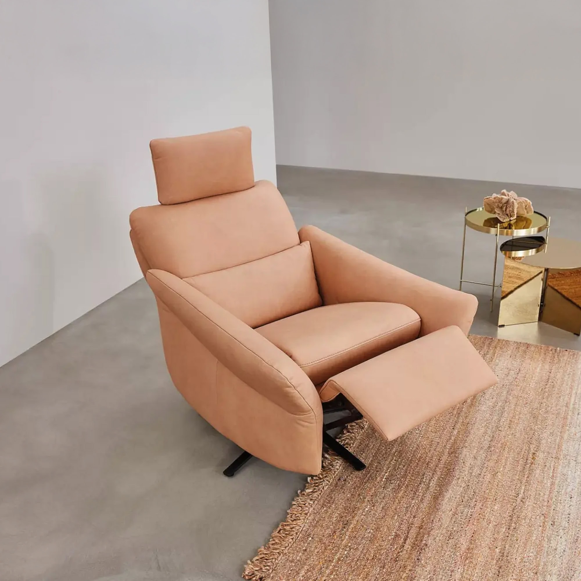 Cumurex 7270 Recliner in warm leather finish placed in a contemporary interior.