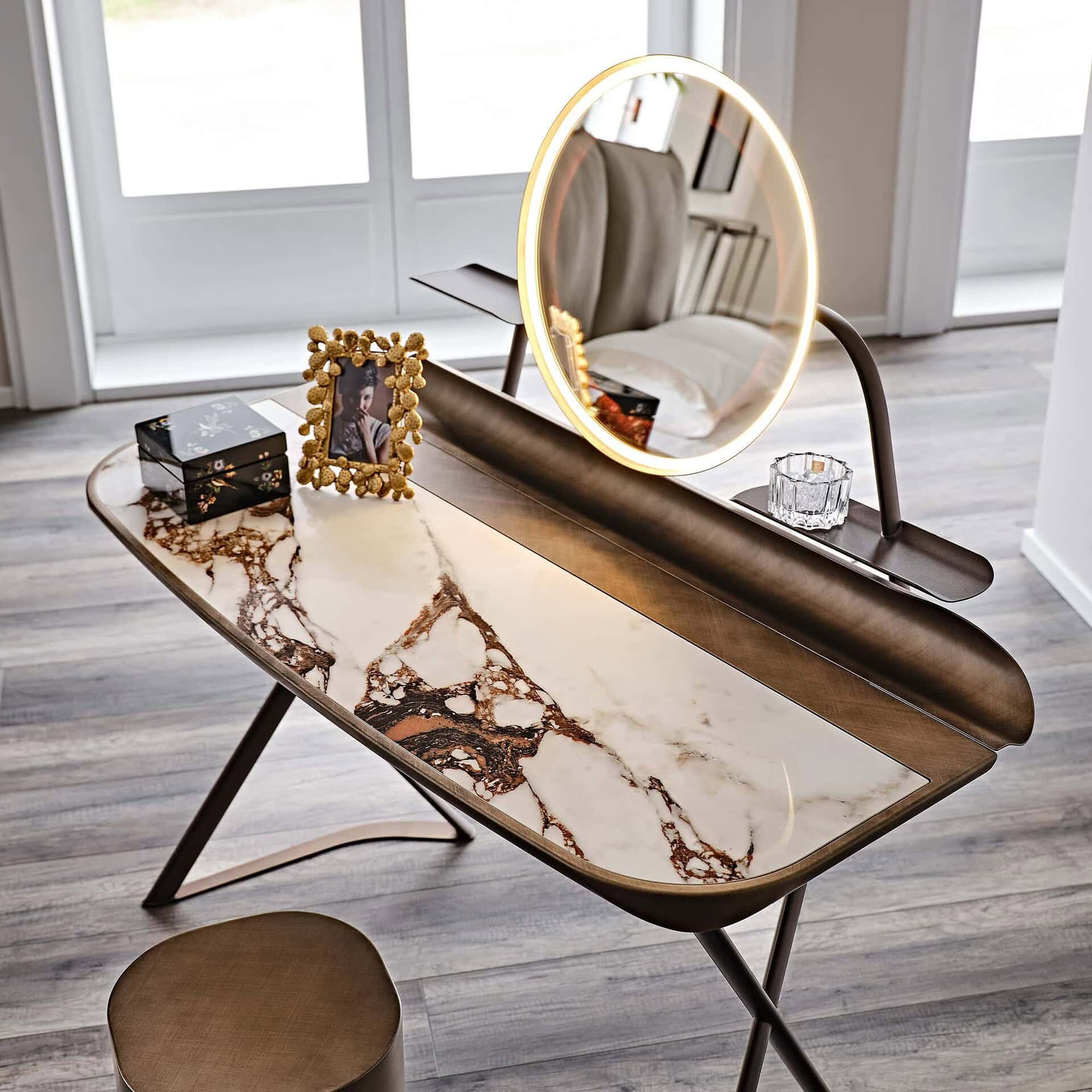 Cocoon Trousse vanity with glossy ceramic top and integrated mirror, placed in a bright room.