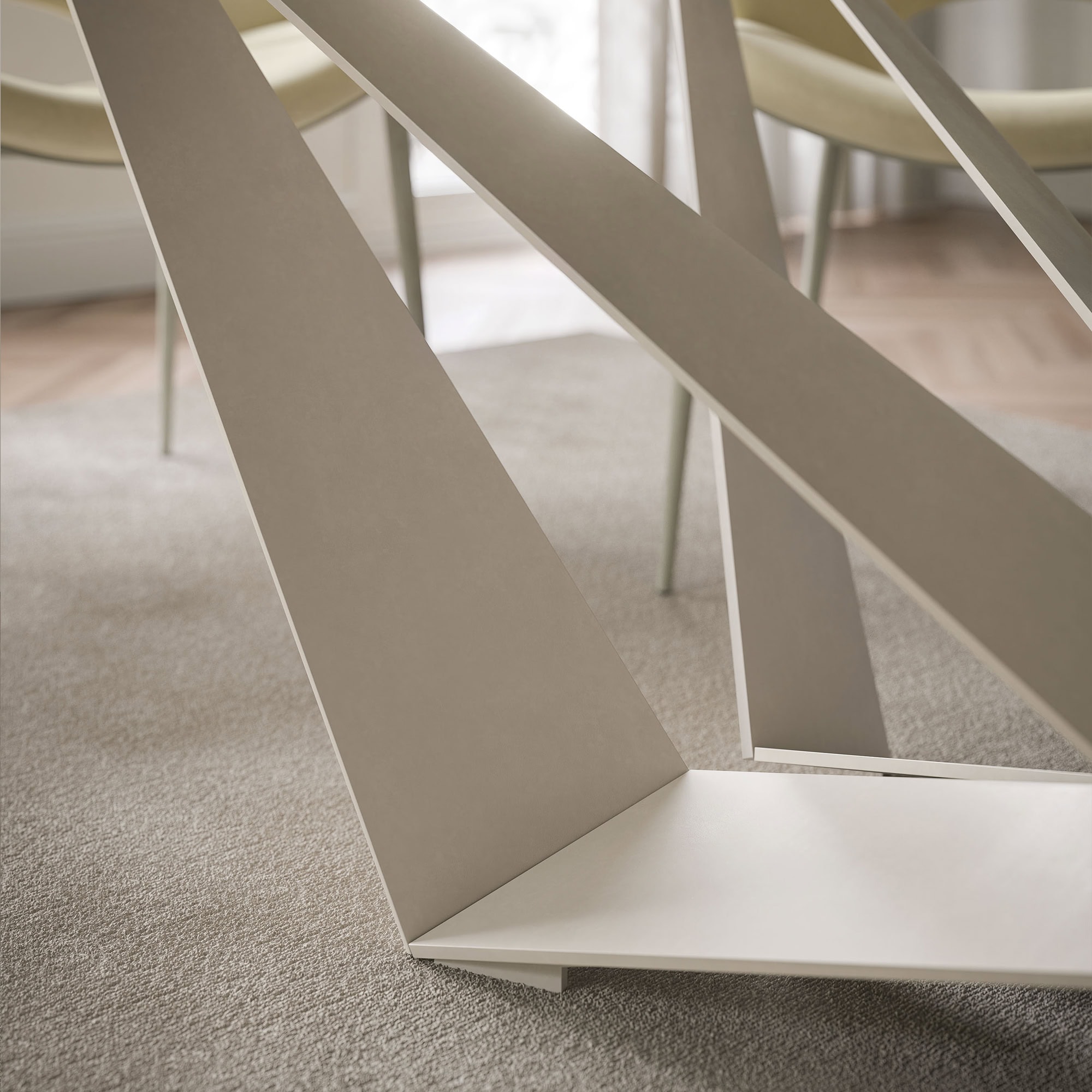 Close-up of Skorpio Keramik’s angular steel base in titanium finish.