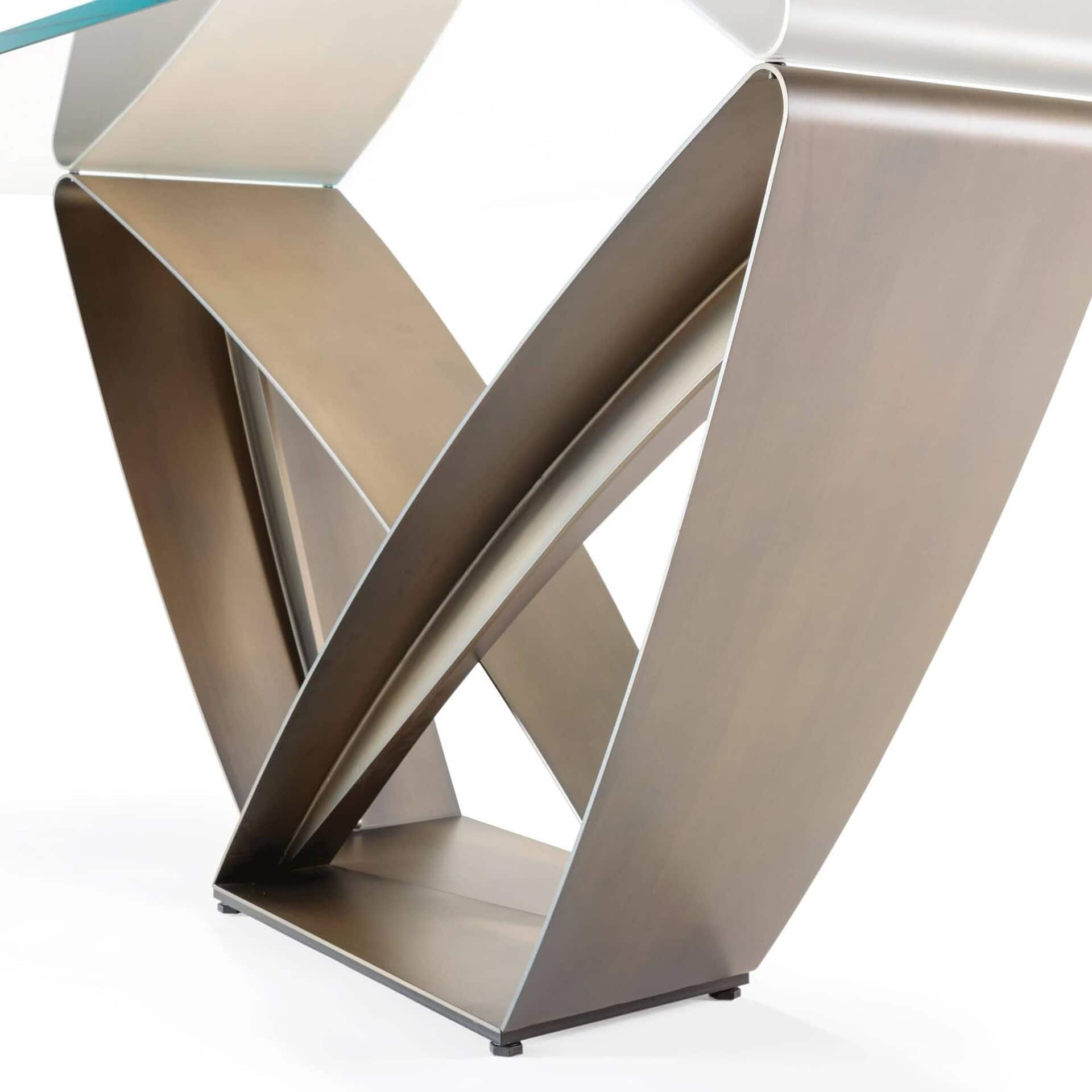 Close-up of Ápeiron 72 table’s intersecting sculptural metal base