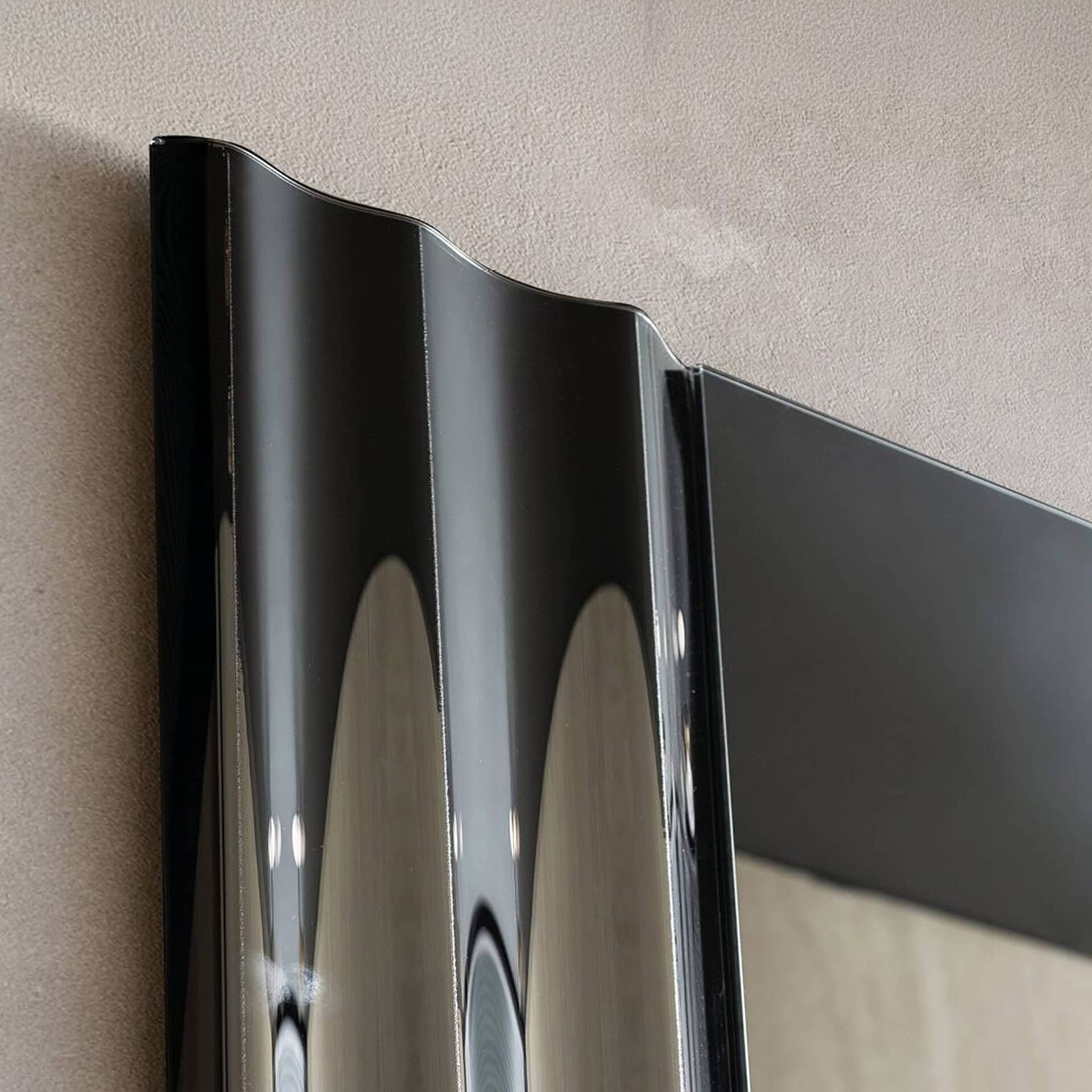 Close-up of fused glass edge on the Eforma Rolli Vertical Mirror highlighting craftsmanship and layered design.