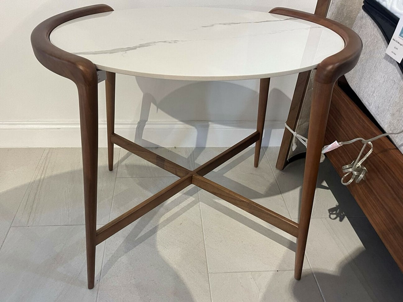 Planum Versus Side Table - planum_versus_side_table_clearance_2