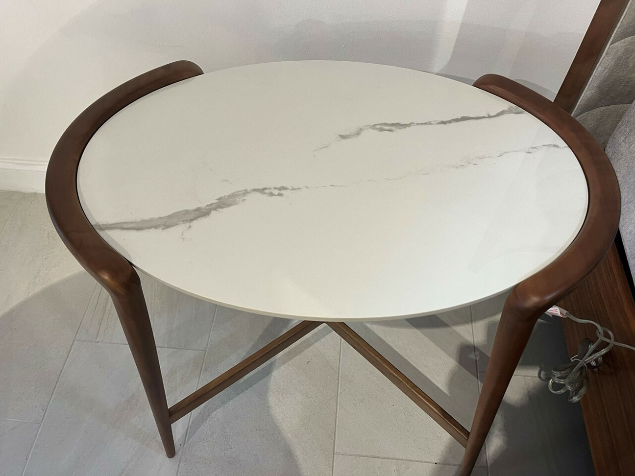 Planum Versus Side Table - planum_versus_side_table_clearance_3