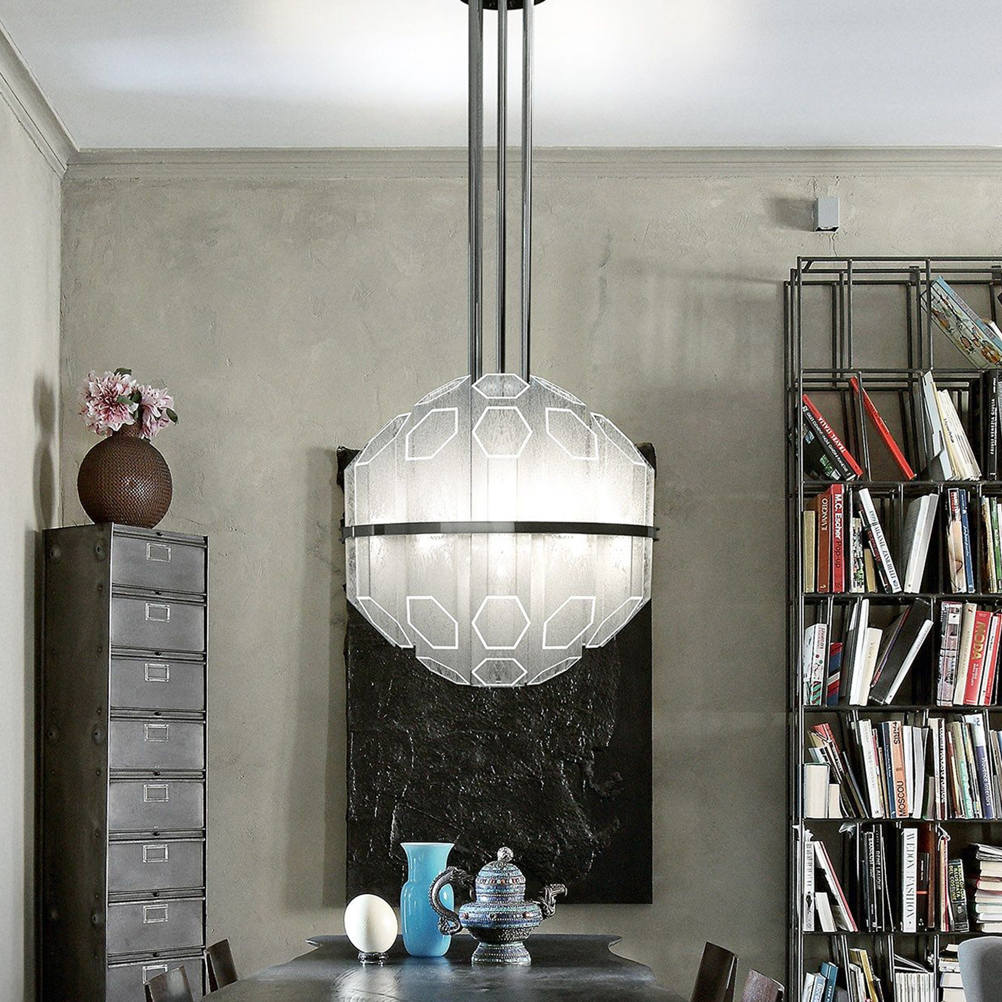Trim Suspension Lamp by Barovier&Toso in a modern living room, large crystal sphere with faceted Venetian glass.