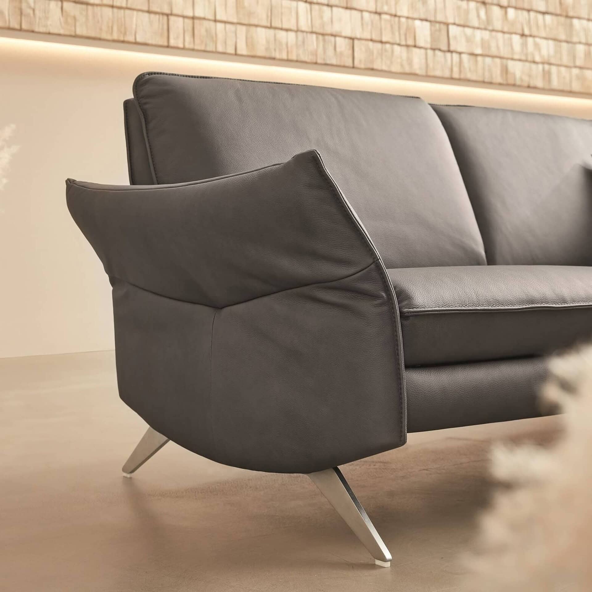 Side profile of Siegfried 6902 Reclining Sofa in dark grey upholstery.