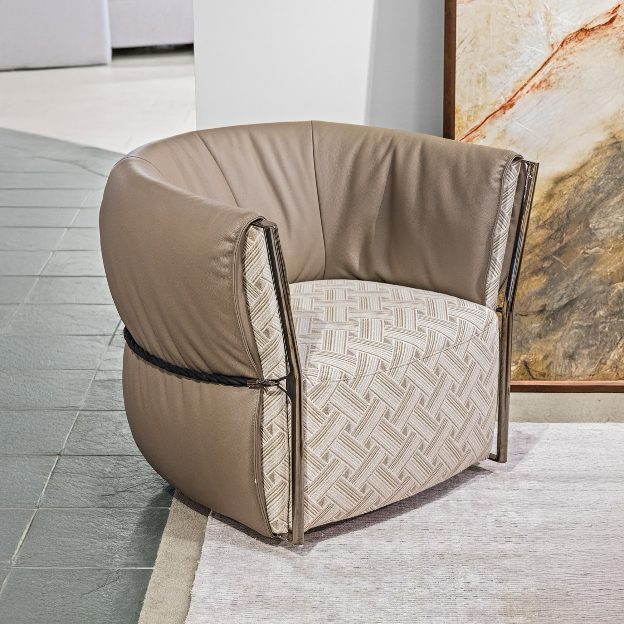 Cierre - instock-cierrebeltswivelarmchair-1