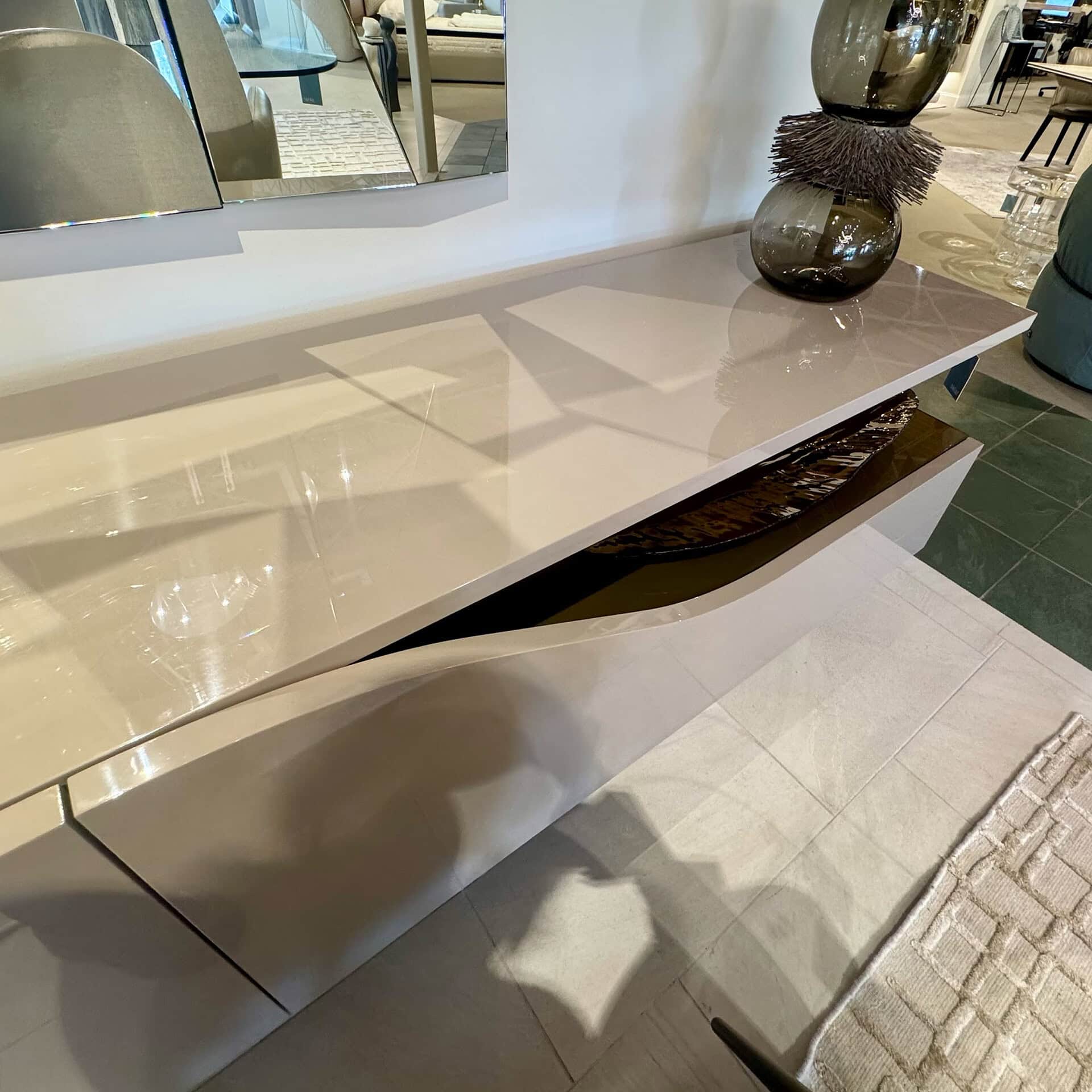 Elegant Segno Buffet with sleek design and glossy finish, perfect for contemporary dining spaces.