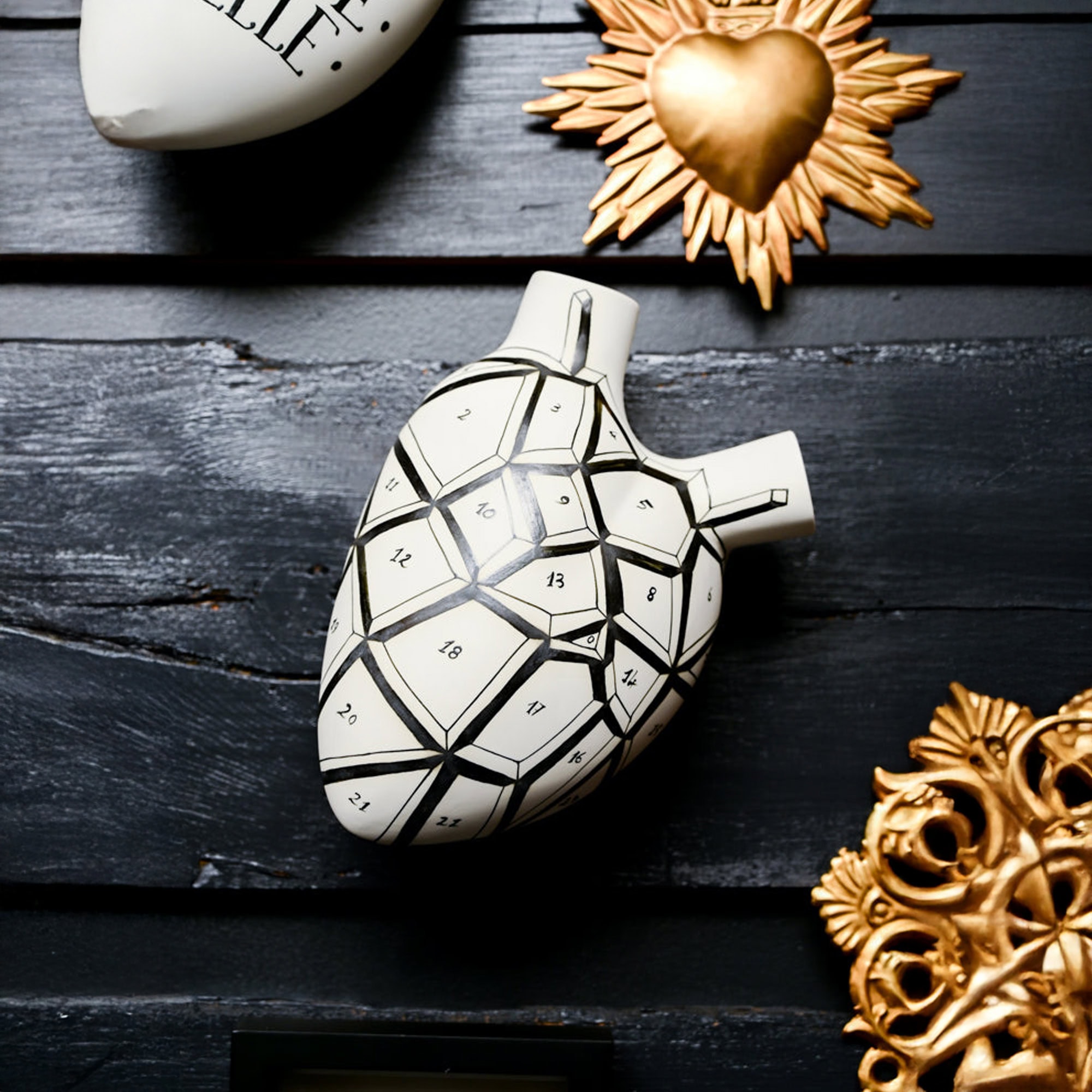 elica reticulumporcelainanatomicalheartwallvase 1