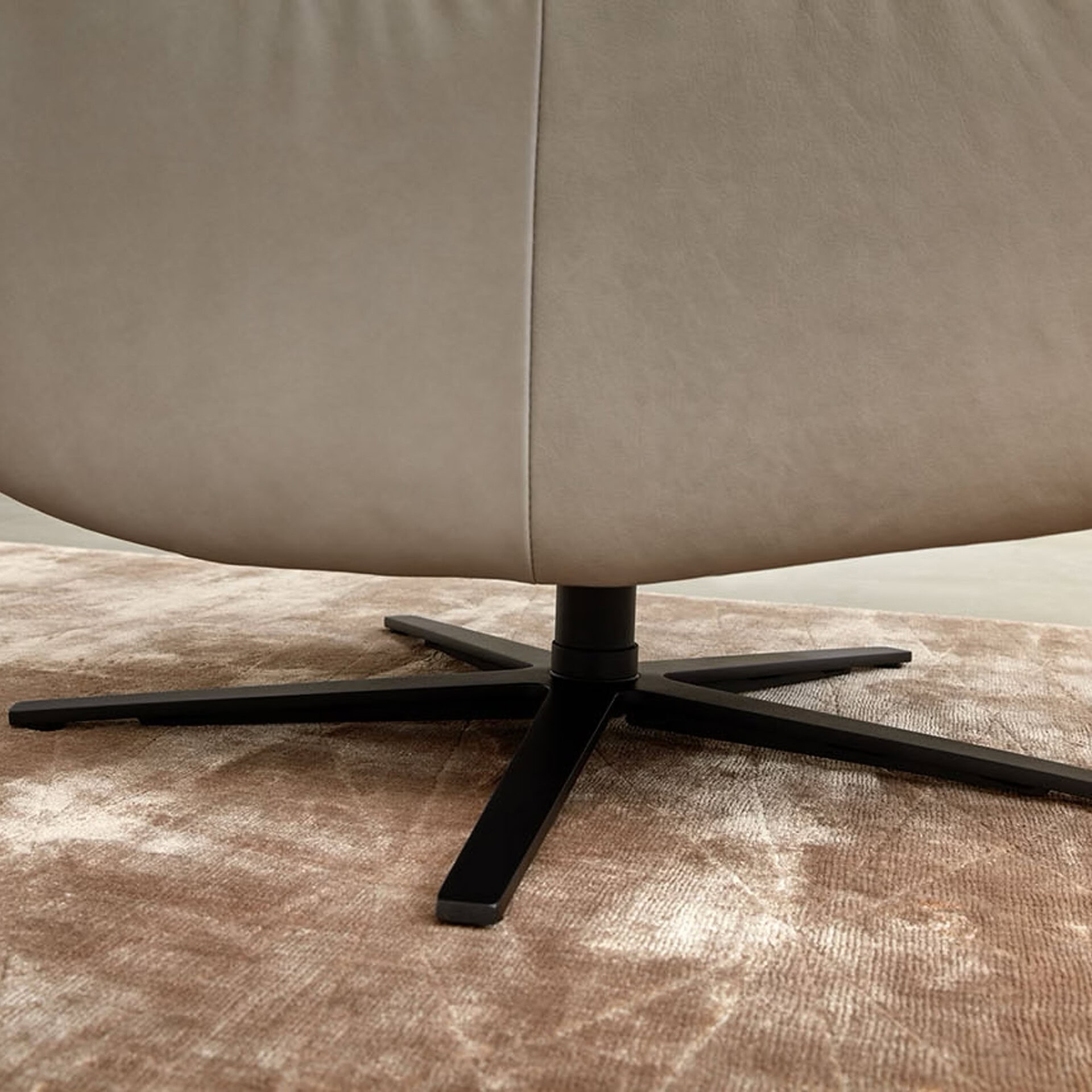 Anthracite star-shaped base of the Aura 8536 Recliner Chair.