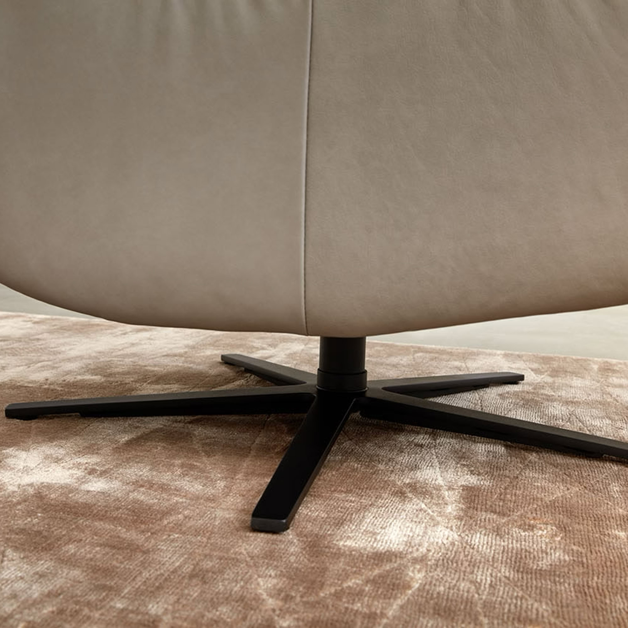 Anthracite star-shaped base of the Aura 8536 Recliner Chair.