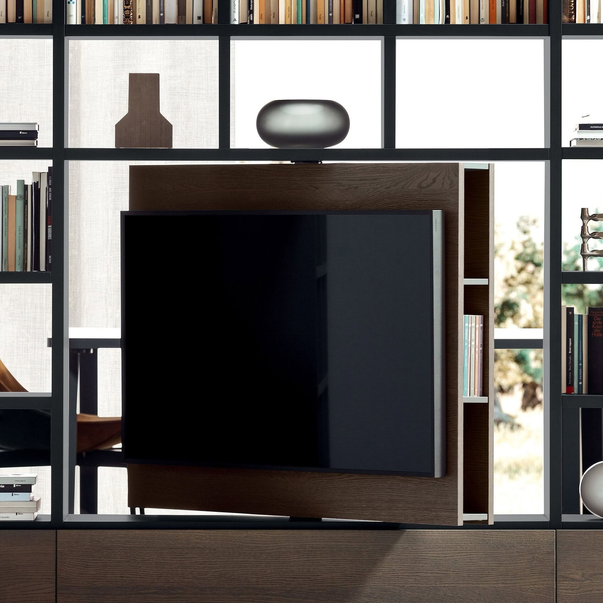 Compact Pianca Spazioteca TV wall unit with wood frame and open shelving backdrop