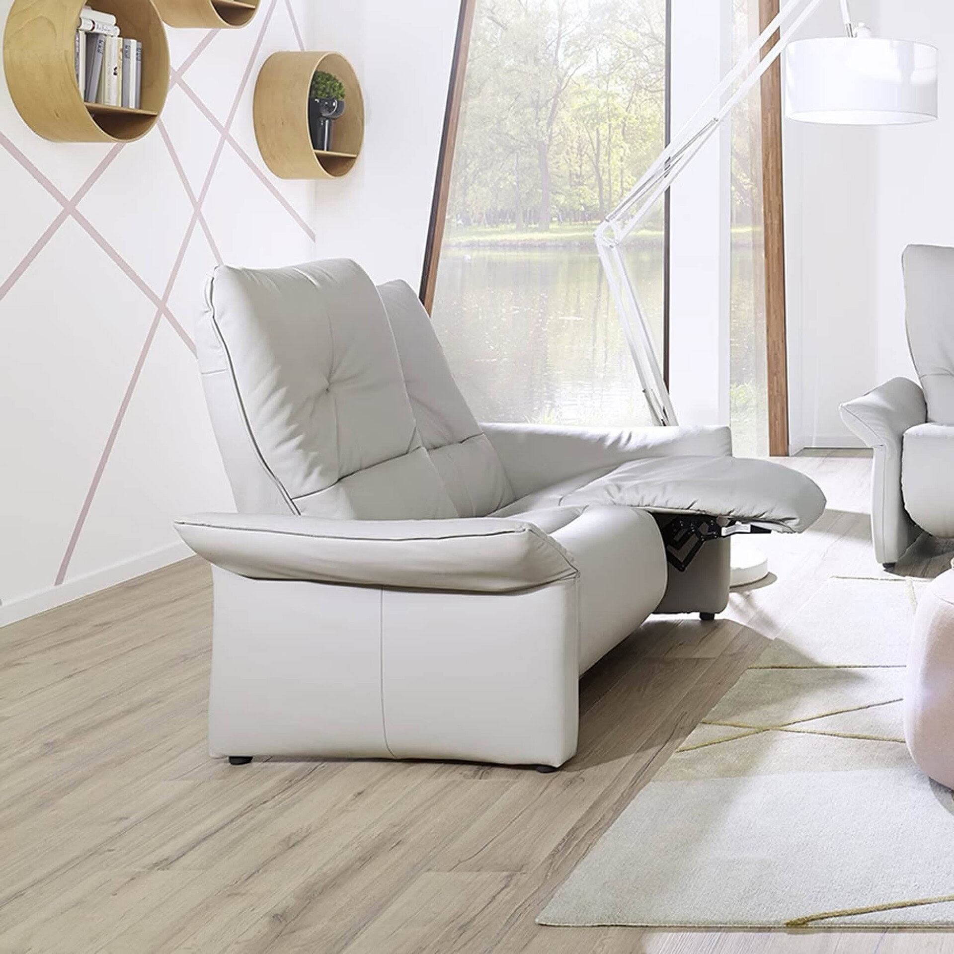 Himolla Cumuly 4515 Wallfree Sofa in white leather, fully reclined position with leg rest extended