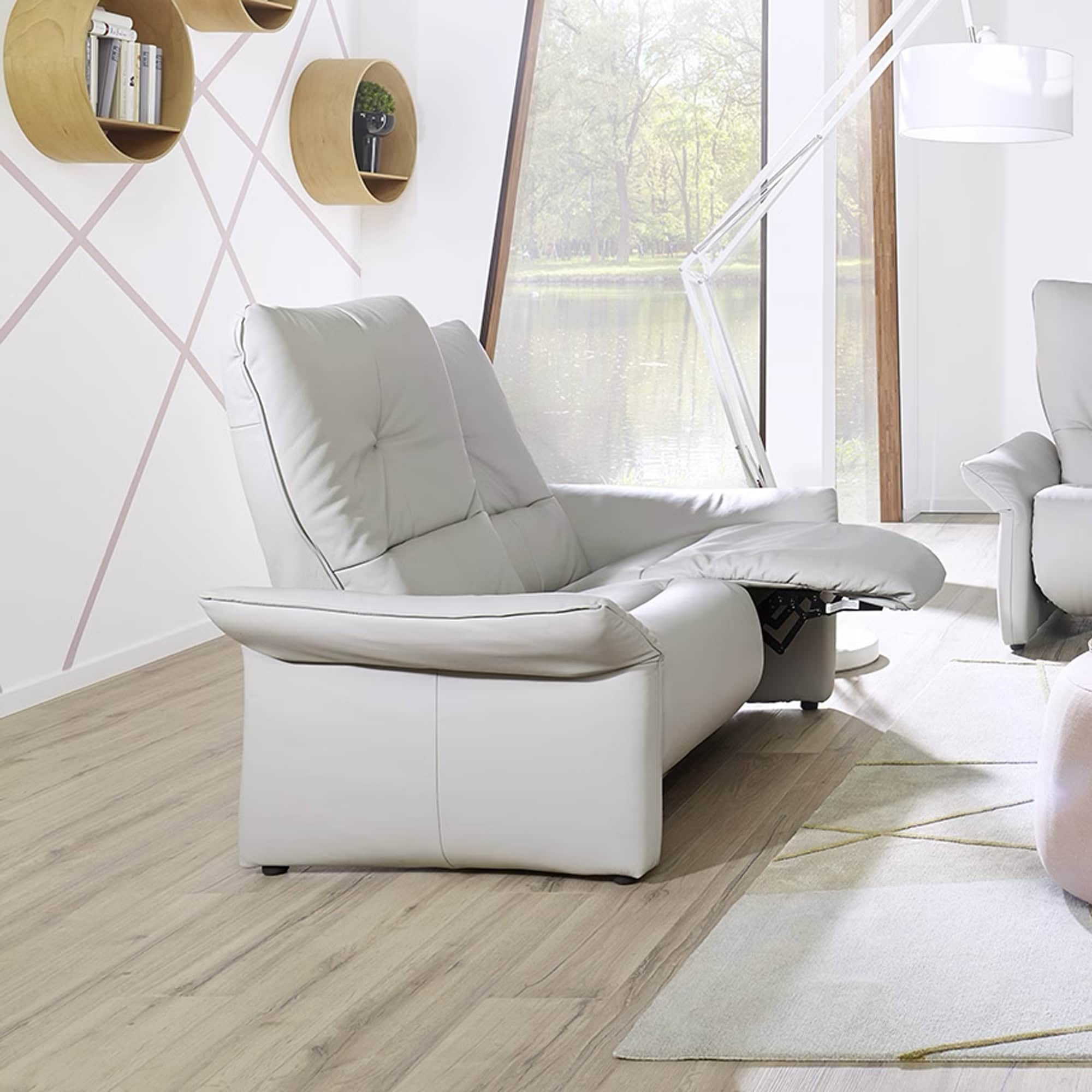 Himolla Cumuly 4515 Wallfree Sofa in white leather, fully reclined position with leg rest extended