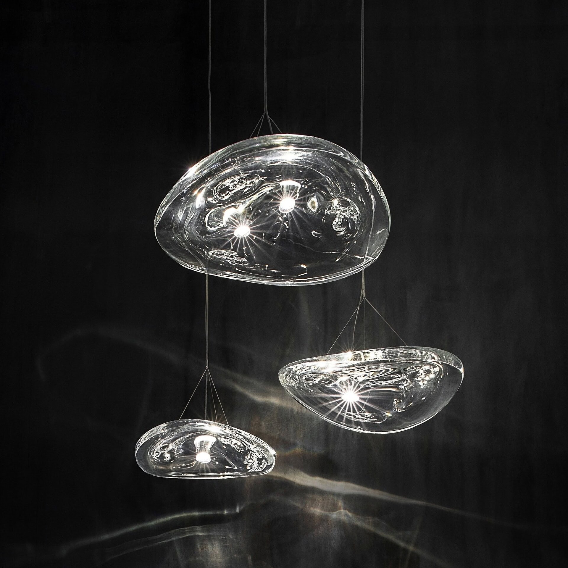 Terzani Manta Crystal Pendant Light with clear crystal discs in a vertical drop arrangement.