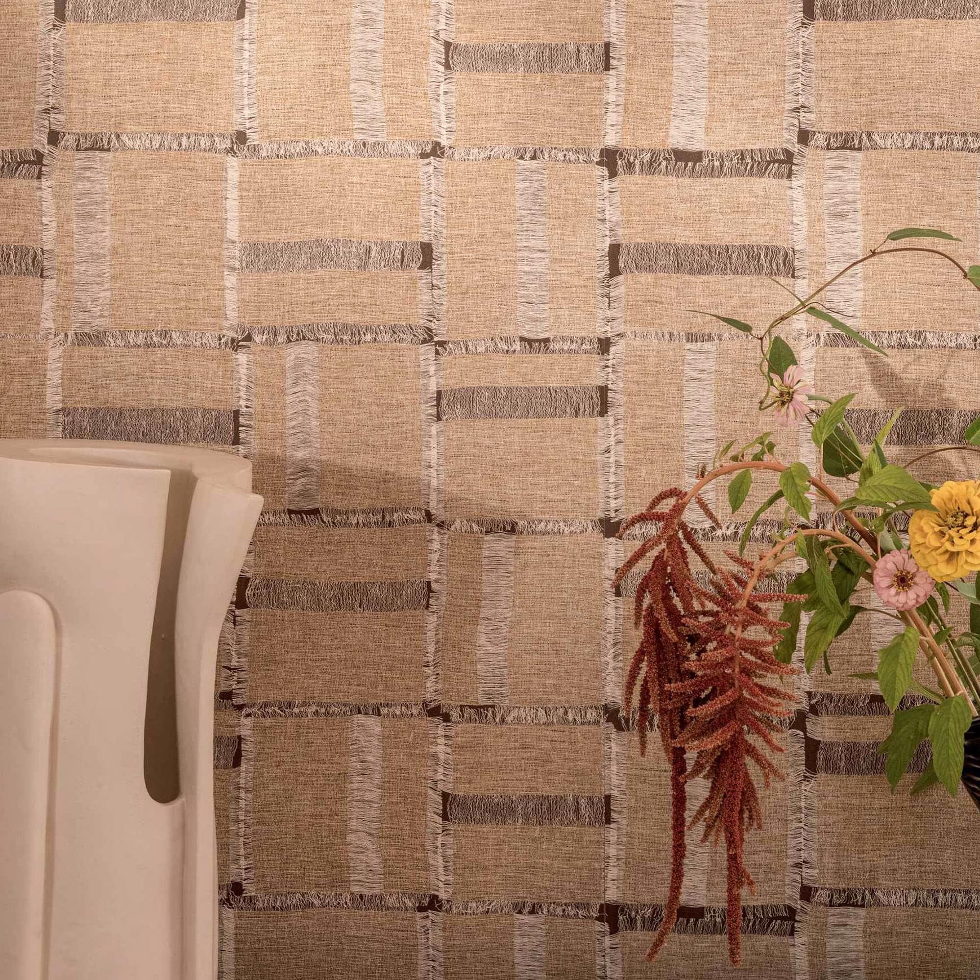 Élitis Cybèle vinyl wallpaper in warm taupe tones, featuring woven linen texture and organic cross pattern.