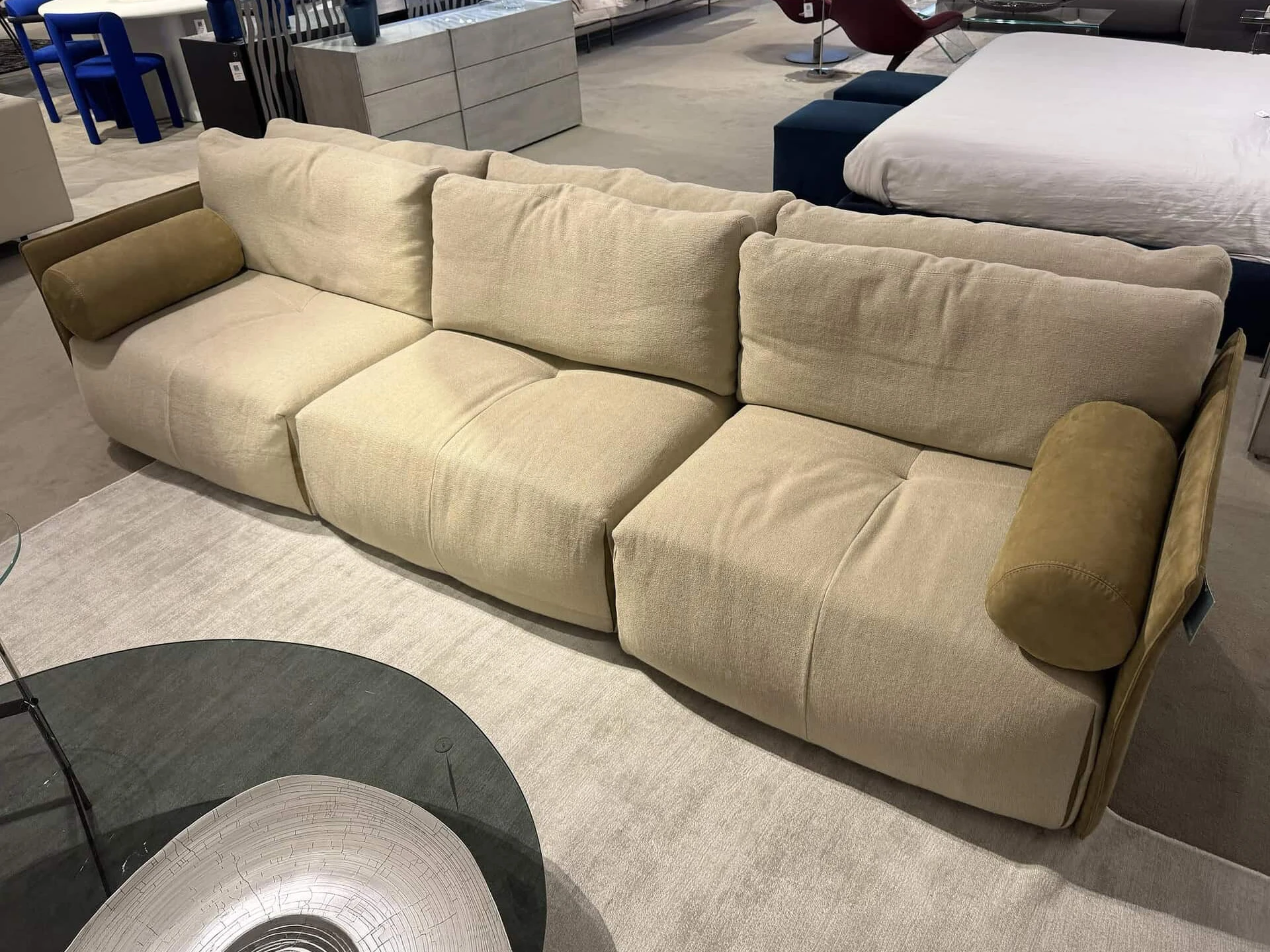 Cierre Tab Maxi sofa with pillows in a furniture showroom.
