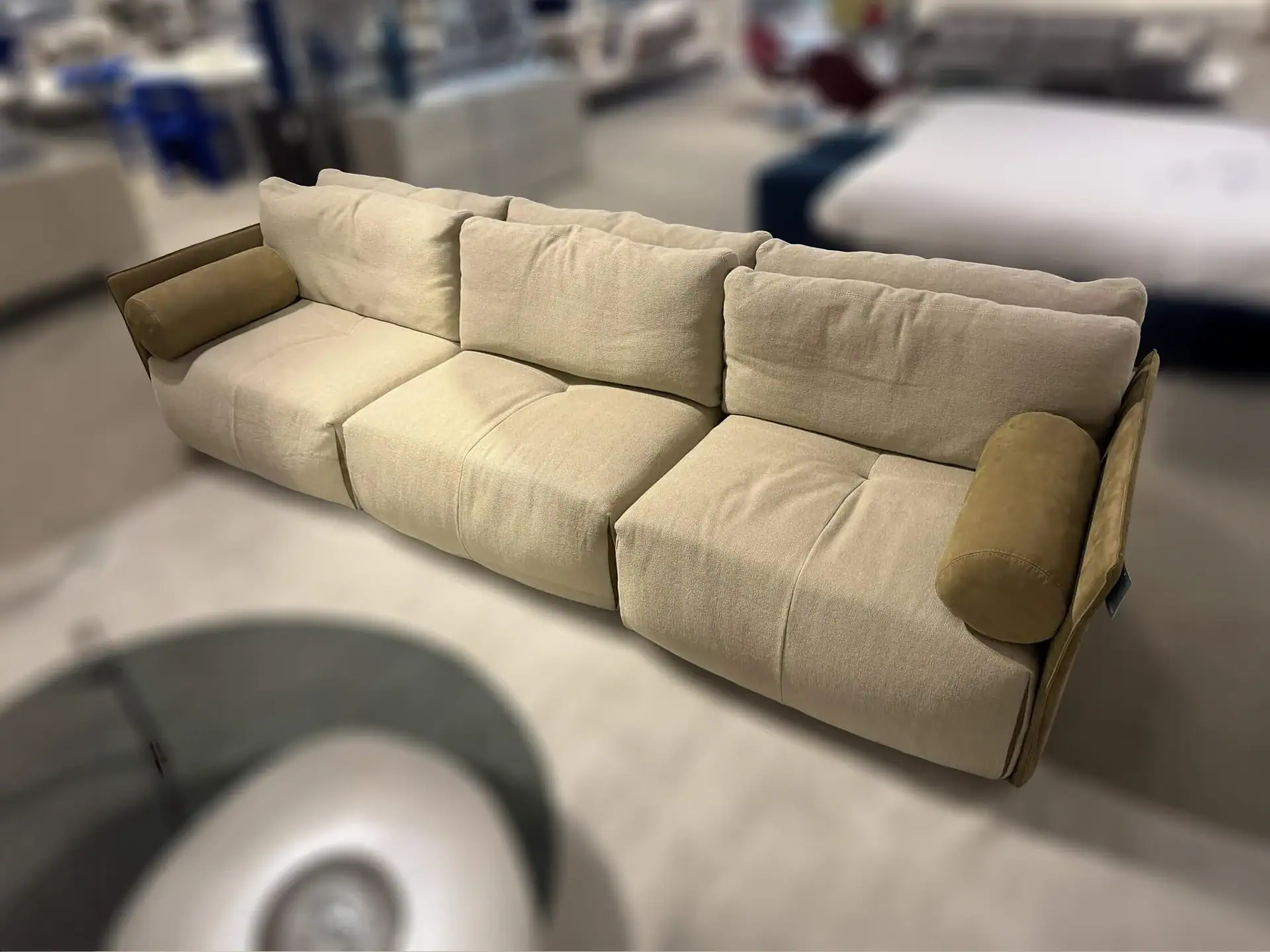 Cierre Tab Maxi sofa with pillows in a furniture showroom.