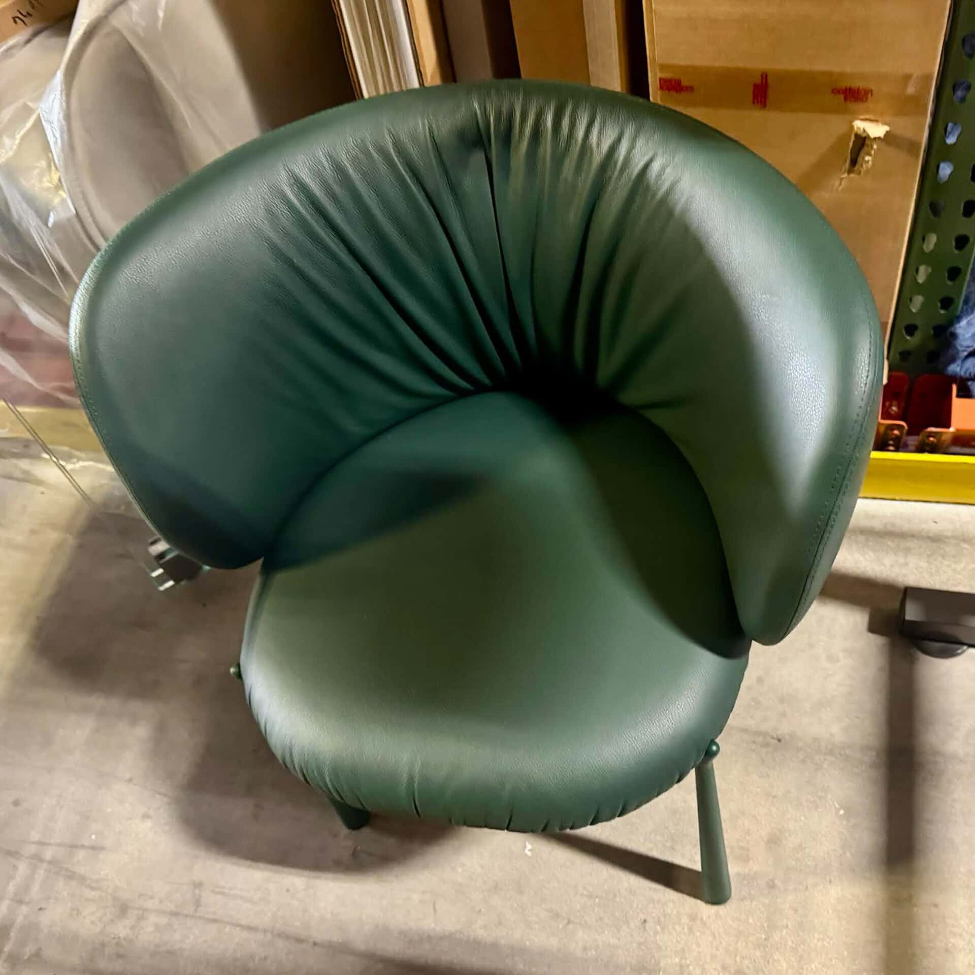 Elegant green Midj Mys dining chair with curved backrest and plush upholstery. Perfect for modern di.