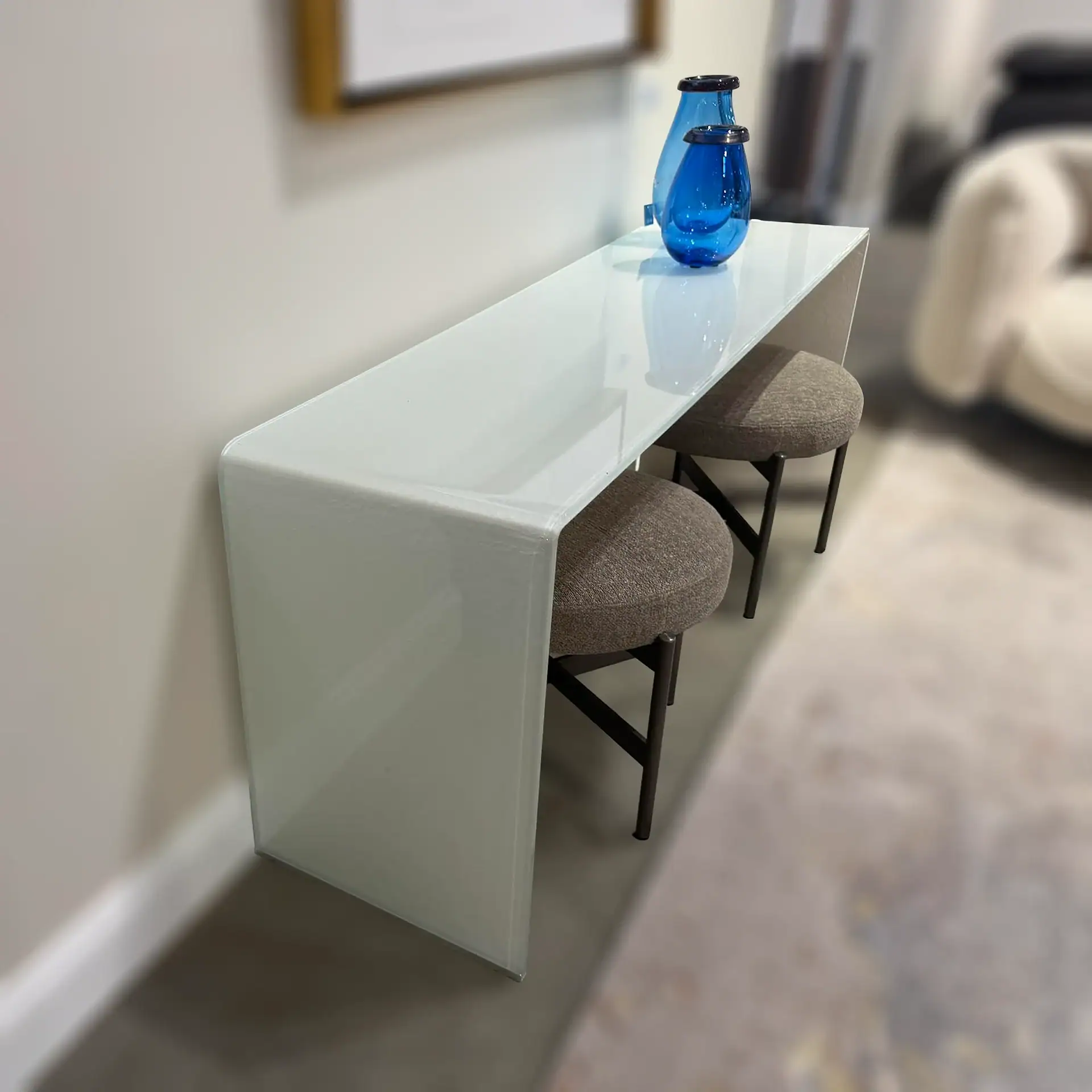 Glassisimo Grampo console table with two chairs and blue vases on top.