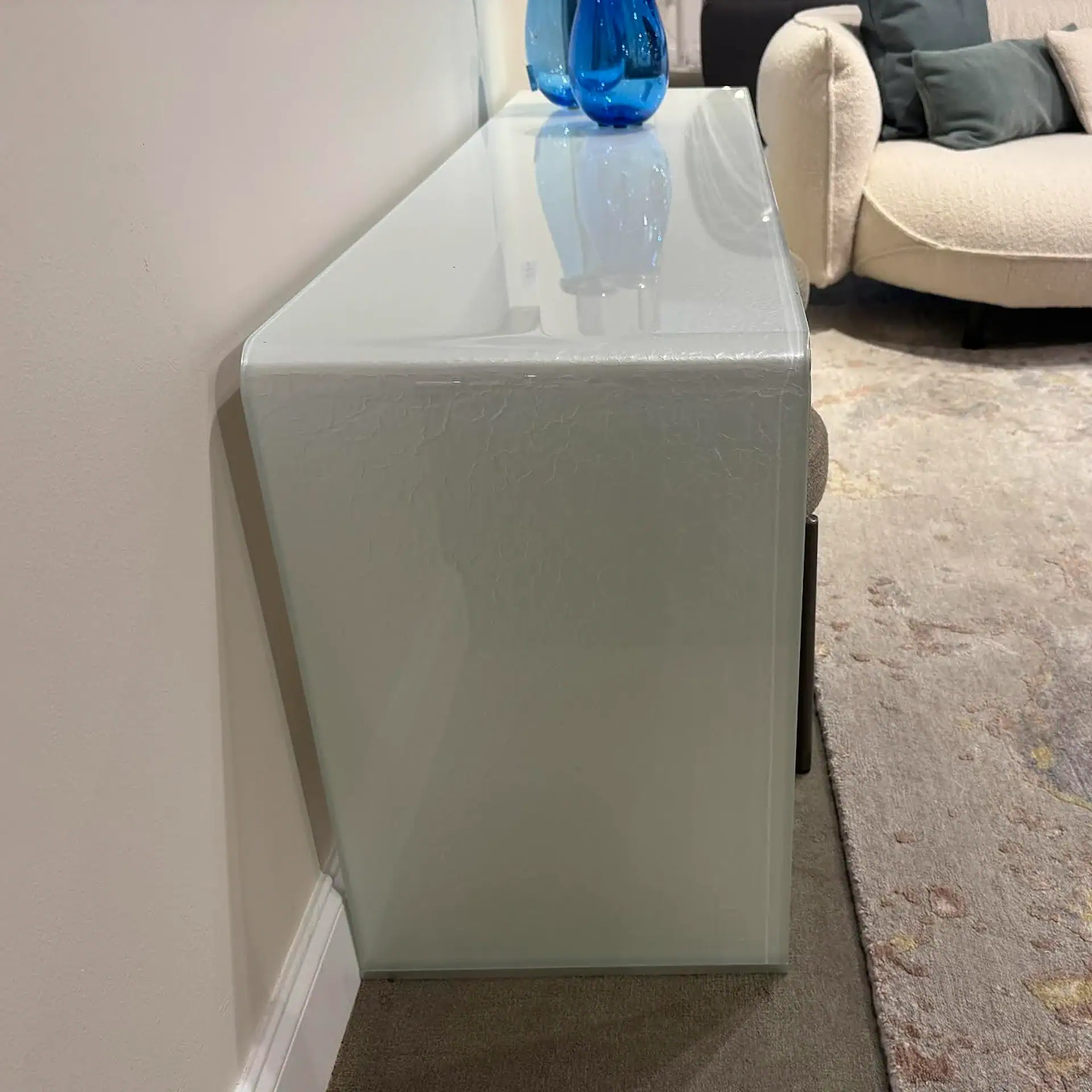 Glassisimo Grampo console table with blue vases on top in living room.