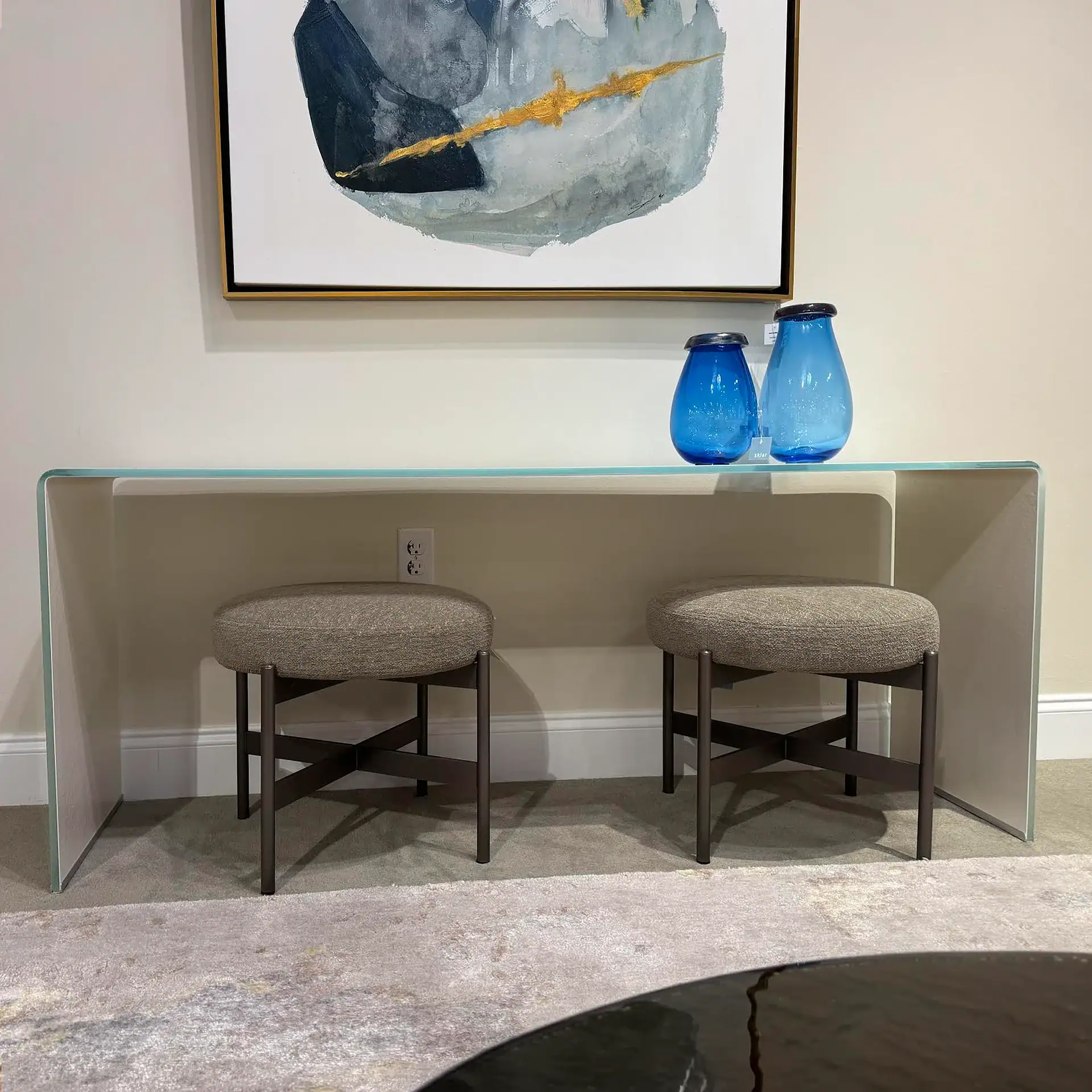 Glassisimo Grampo console table with two stools and blue vases.