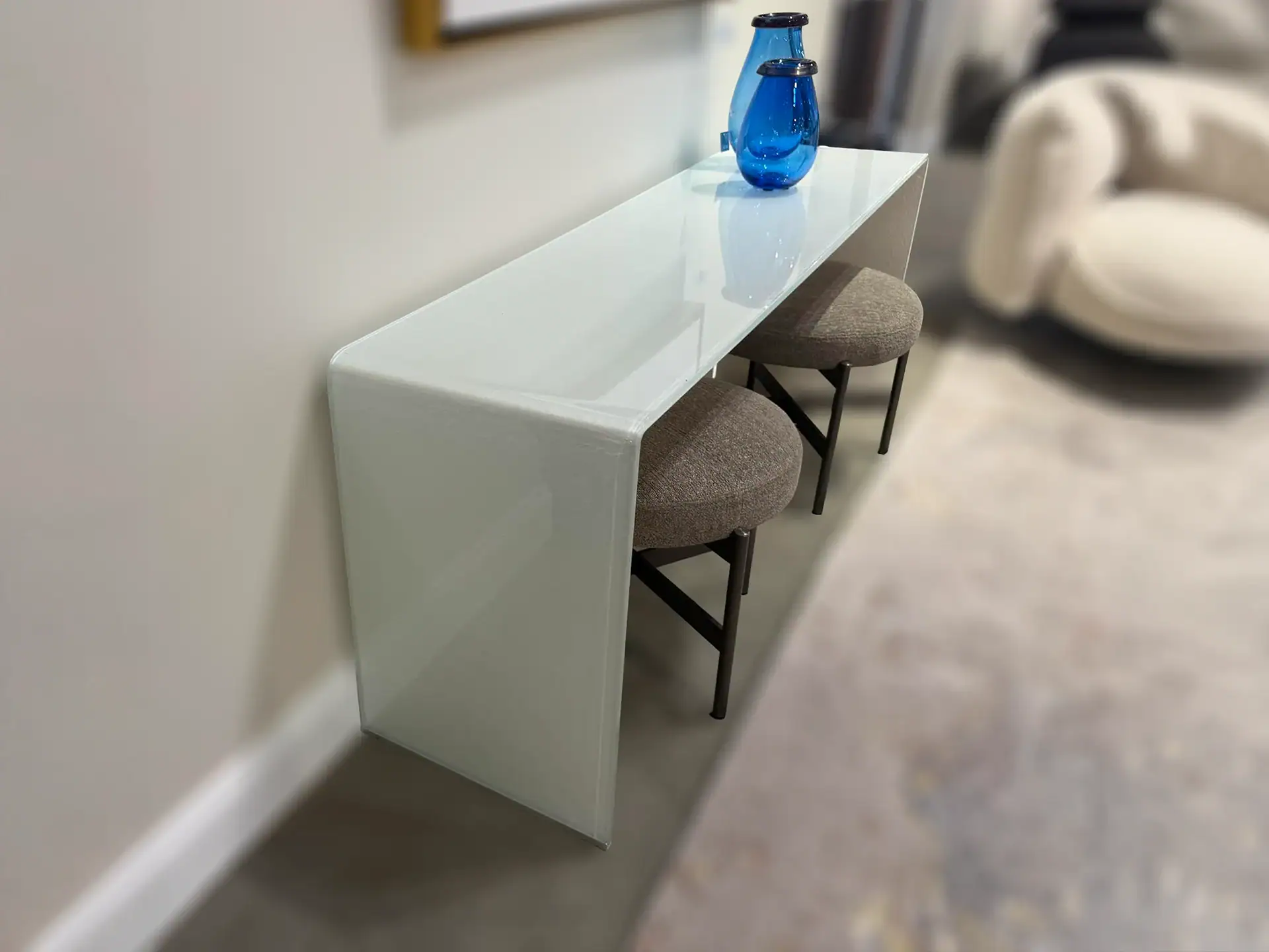 Glassisimo Grampo console table with two stools and a blue vase.