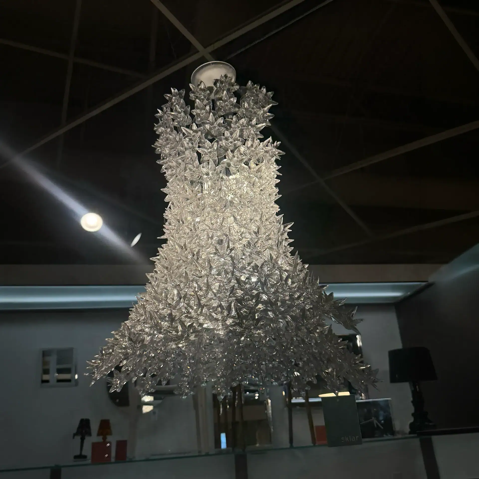 Elegant Kartell Bloom pendant light with a floral-inspired design. Perfect for modern interiors.