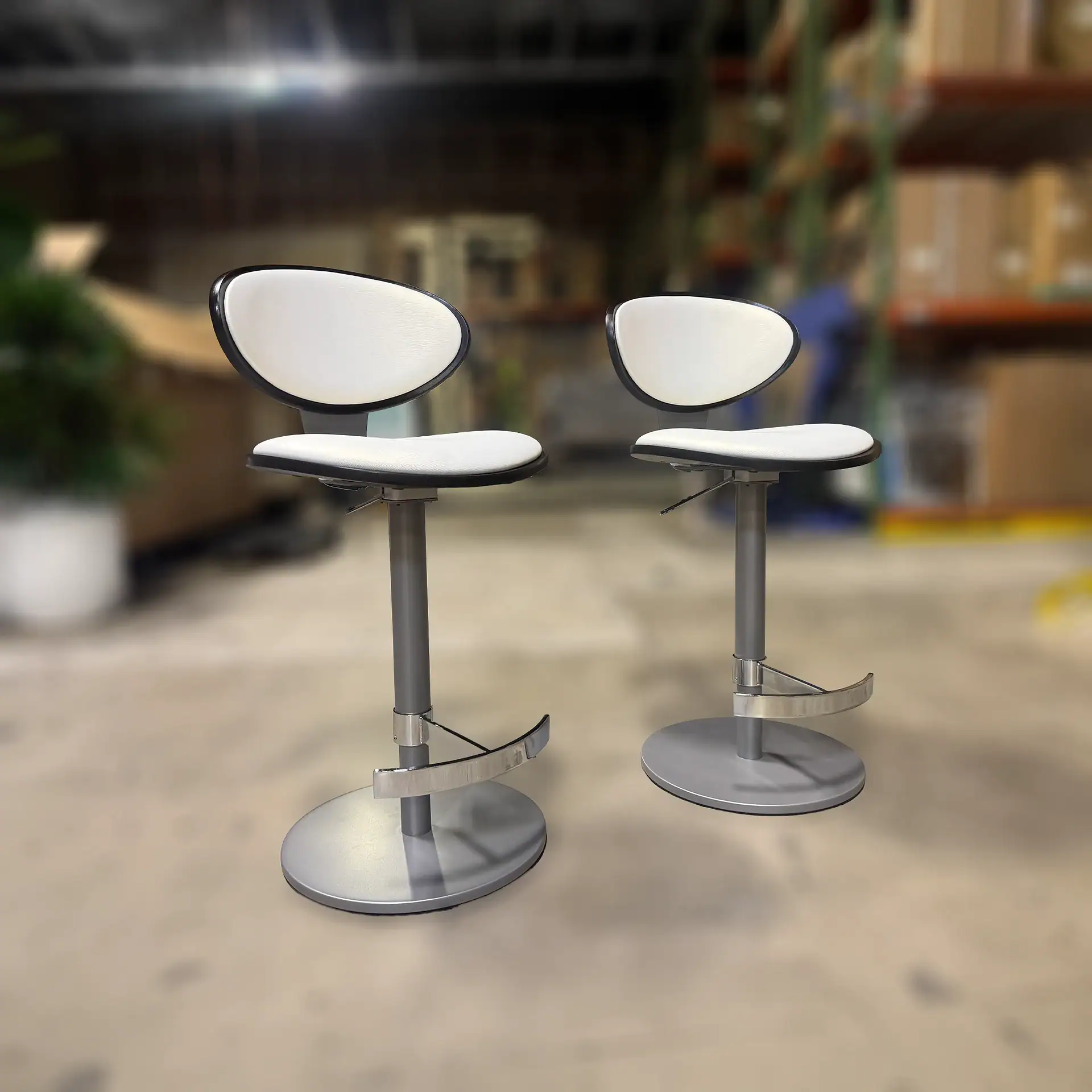 Sklar Furnishings Elite Vera hydraulic bar stools with white seats and backrests.